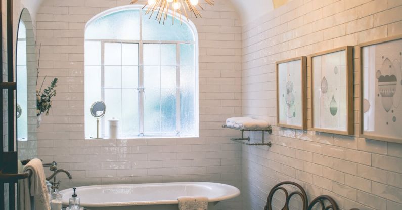 Luxurious Bathroom - Bathroom Room With Pendant Lamp And Area Rug